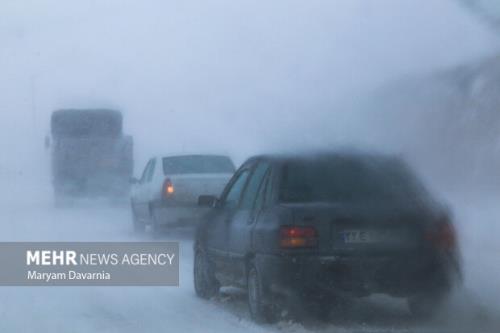 بارش باران و برف در جاده های ۱۸ استان
